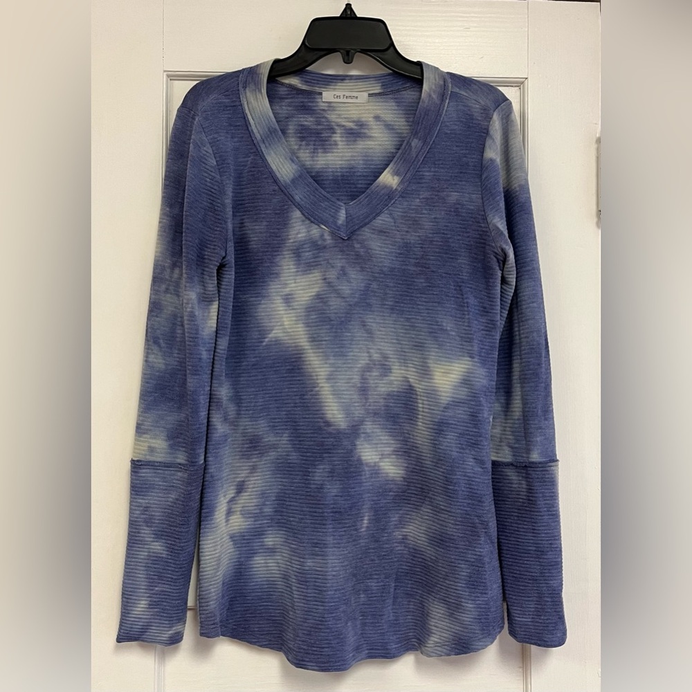 Ces Femme women’s V-neck top size medium Blue/ white tie dye long sleeve boho